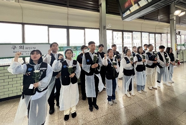 전국특성화고본부 조합원들이 서울 구의역에서 양질의 안전한 고졸 일자리를 정부에 요구하고 있다. 