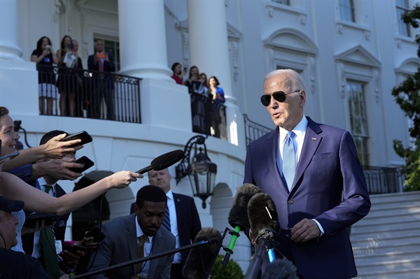 26일(미국 현지시각), 워싱턴 백악관 남쪽 잔디밭에서 바이든 미국 대통령이 기자들과 이야기를 나누고 있다.