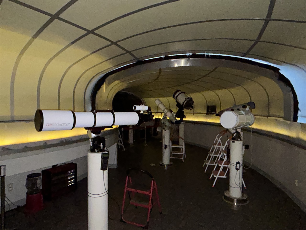304mm 대형 굴절망원경은 360도 회전 가능한 7미터 원형돔안에 있으며, 우주선이 내려 앉은 모습의 반구형 슬라이딩 시스템의 보조관측실이 있다. 