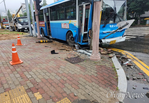 28일 오후 2시 21분경 창원특례시 의창구 도계동 보훈회관 앞에서 시내버스 교통사고 발생.