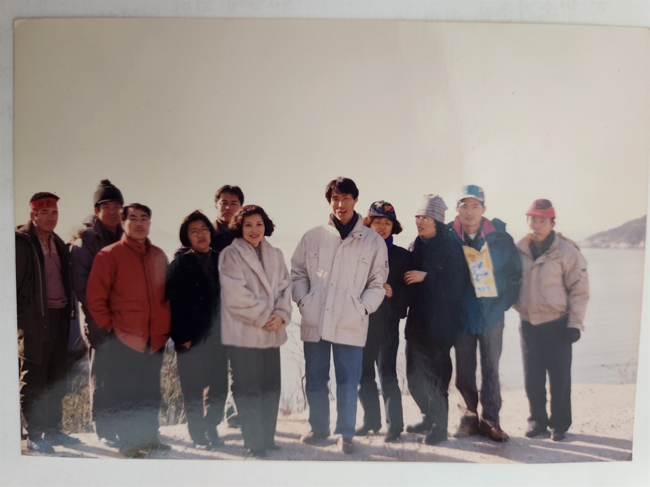 영광성당 교우들과 1995년 1월 강화군에 위치한 굴업도를 찾아 핵폐기장 반대투쟁을 지지했다. 오른쪽에서 두번째가 청년 노병남.