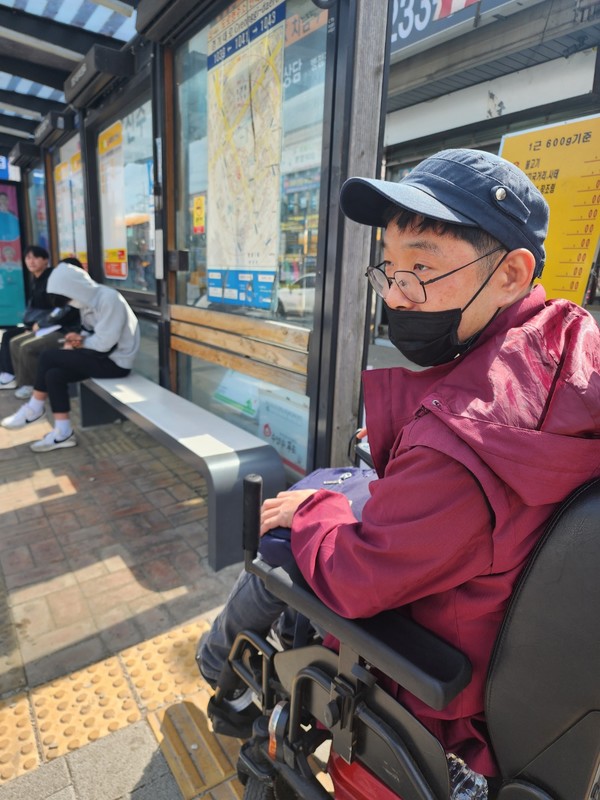  이상진 씨와 동탄IL센터, 화성야학 등은 병점역 앞 저상버스 전수조사를 함께 했다. 