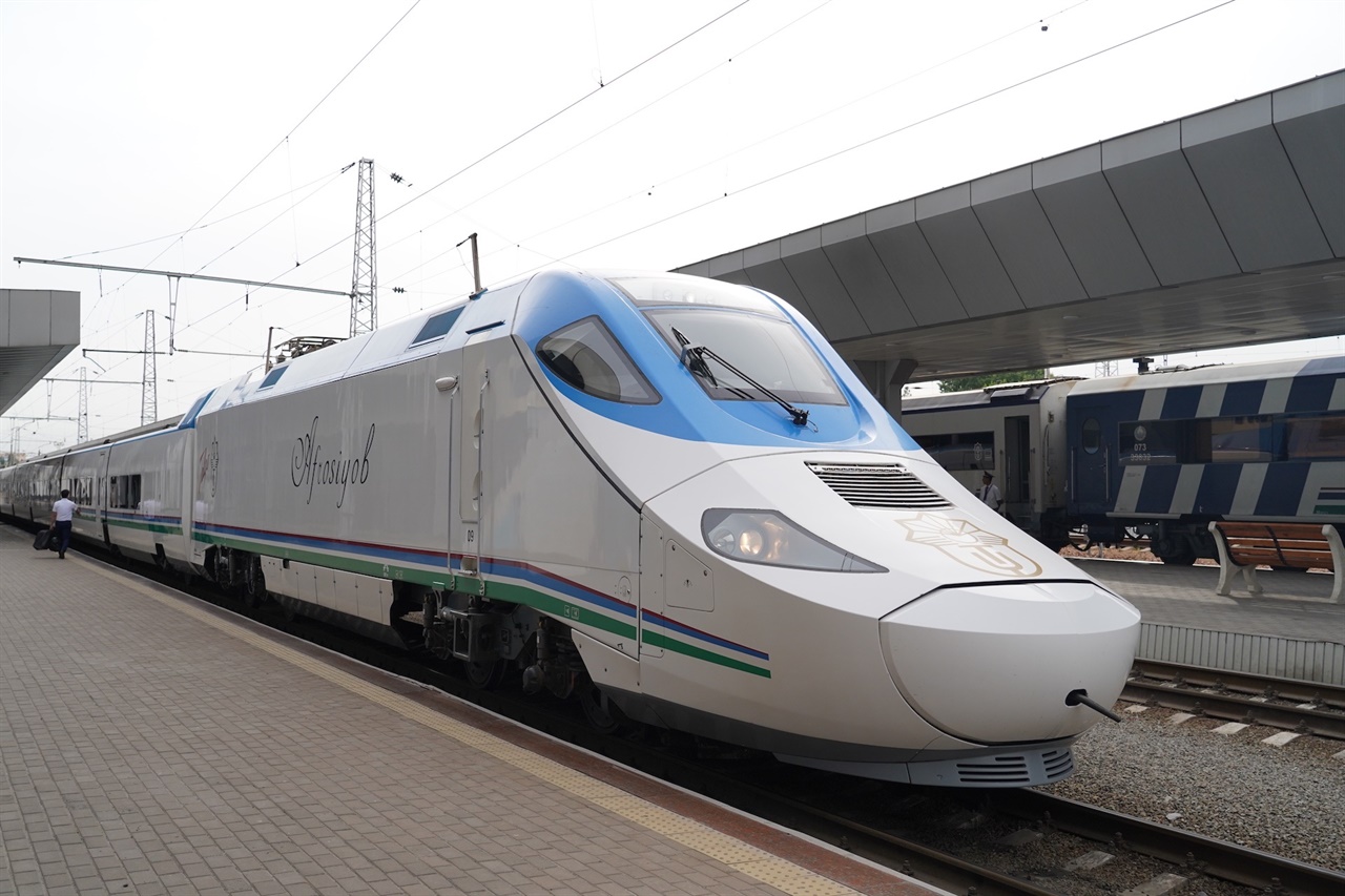 ‘아프로시옵’ 고속열차. 철도 궤간은 러시아와 같고, 열차는 스페인에서 수입해 왔다.
