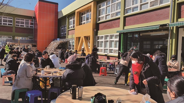 울산 울주 땡떙마을은 2021년 국무조정실이 주관한 '생활SOC 공모전'에서 폐교를 활용한 교육·생활공동체 공간으로 국무총리상(대상)을 수상한 바 있다.