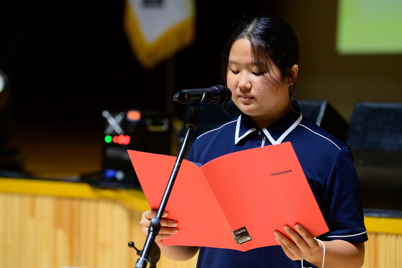자신의 시'동백 지는 자리'를 낭독하는 서귀포여자중학교 김호연 학생