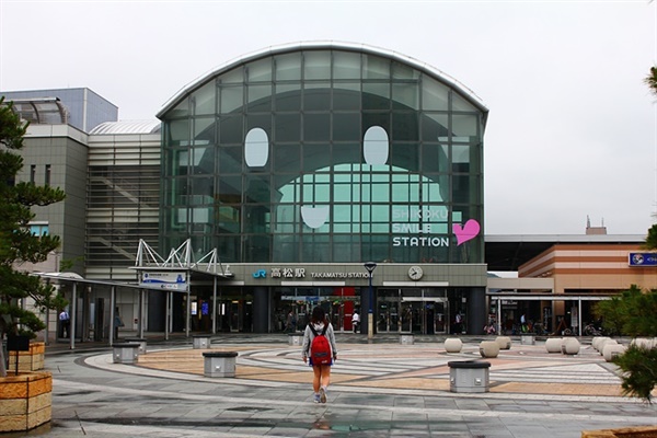 시코쿠 스마일 스테이션이 보이는 JR 다카마츠 역 건물
