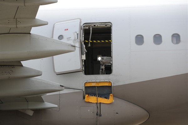 지난 26일 오후 대구국제공항에 비상착륙한 아시아나 비행기의 출입구 비상개폐 흔적이 고스란히 남아 있다. 