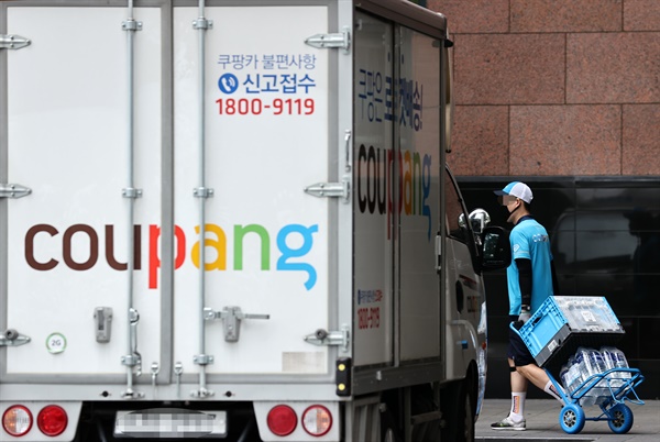 지난 2020년 8월 14일 서울 종로구에서 배송작업을 하는 한 택배 업체 관계자의 모습. 