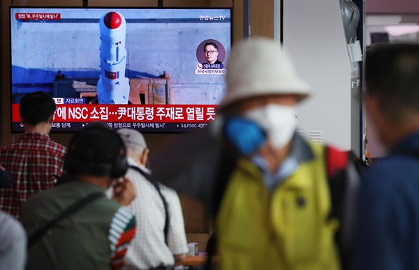 북한이 지난달 31일 오전 6시29분께 평안북도 동창리 일대에서 남쪽 방향으로 북한이 주장하는 우주발사체를 발사했다고 합동참모본부가 밝혔다. 이날 오전 서울역 대합실에 시민들이 발사 소식을 전하는 뉴스를 시청하고 있다 