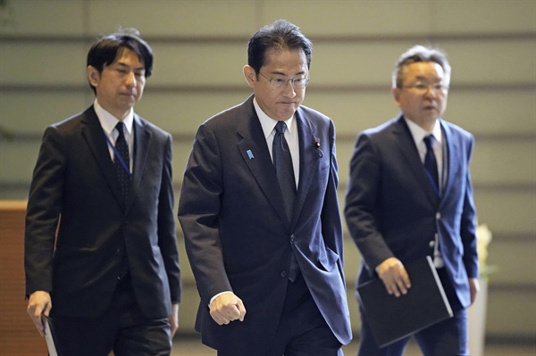 기시다 후미오 일본 총리(가운데)가 5월 31일 수요일 북한의 발사 보고를 받은 후 도쿄의 집무실에 도착하고 있다.