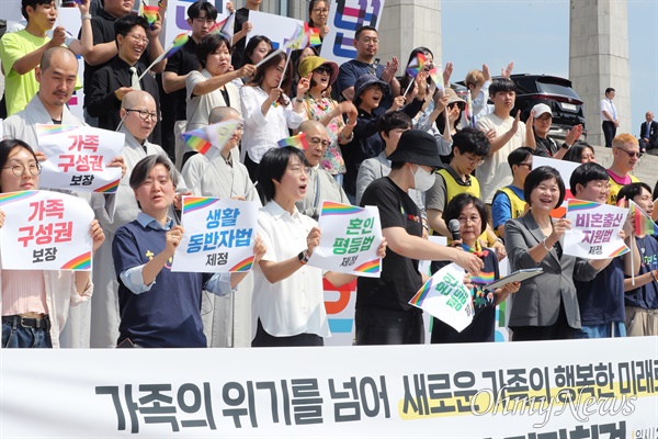 생활동반자법, 혼인평등법, 비혼출산지원법 외친 정의당 정의당 이정미 대표와 장혜영 의원이 참가자들과 함께 31일 서울 여의도 국회 본관 앞 계단에서 가족구성권 3법 발의 기자회견을 하고 있다. 