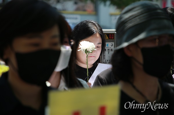  31일 부산 일본영사관 앞에서 일본군'위안부' 문제해결을 위한 부산여성행동 주최로 89차 부산수요시위가 열리고 있다. 이날 참가자 다수는 피해자와 연대하고 일본을 규탄하기 위해 검은 마스크를 쓰고 나왔다.