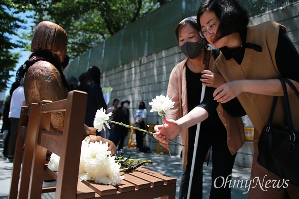 31일 부산 일본영사관 앞에서 일본군'위안부' 문제해결을 위한 부산여성행동 주최로 89차 부산수요시위가 열리고 있다. 이날 참가자 다수는 피해자와 연대하고 일본을 규탄하기 위해 검은 마스크를 쓰고 나왔다.