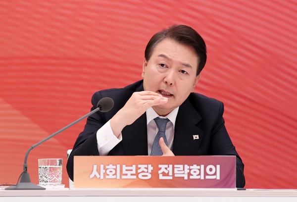 윤석열 대통령이 31일 청와대 영빈관에서 열린 사회보장 전략회의에서 발언하고 있다.