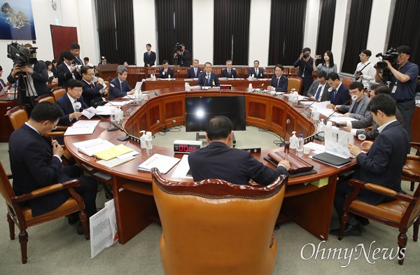 31일 오후 서울 여의도 국회에서 김규현 국가정보원장 등이 출석한 가운데 정보위원회 전체회의가 열리고 있다.