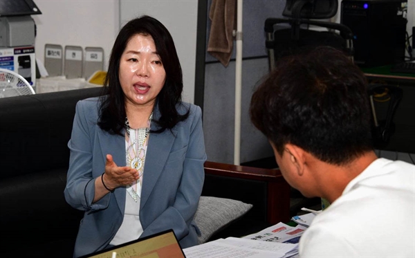 임미란 광주광역시의회 의원(남구 2·더불어민주당)이 31일 시의회 기자실에서 정치자금·공직자윤리규정 위반 의혹에 대해 해명하고 있다.