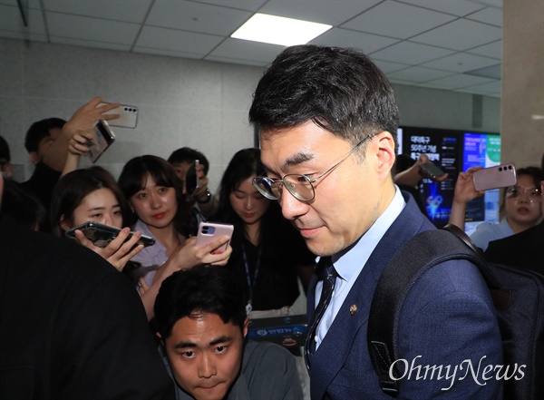 거액의 가상자산 보유·거래 논란으로 더불어민주당을 탈당한 김남국 의원이 5월 31일 오후 서울 여의도 국회 의원회관 사무실을 나서고 있다.