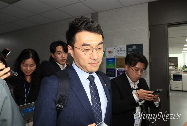 거액의 가상자산 보유·거래 논란으로 더불어민주당을 탈당한 김남국 의원이 지난 5월 31일 오후 서울 여의도 국회 의원회관 사무실을 나서고 있다.