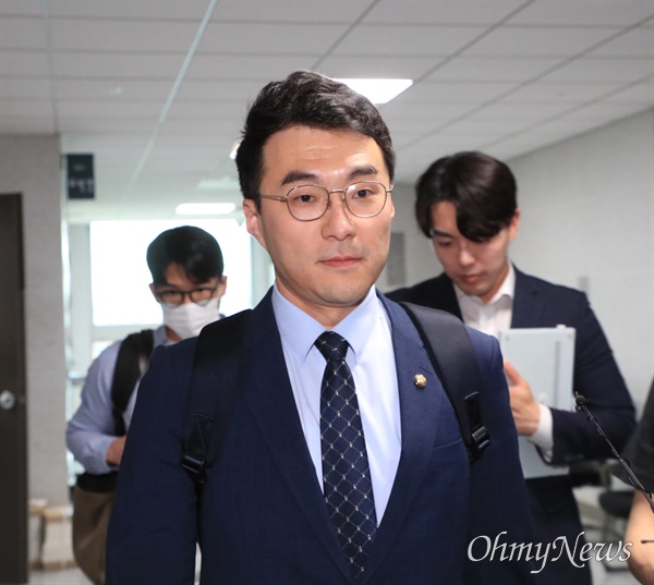 거액의 가상자산 보유·거래 논란으로 더불어민주당을 탈당한 김남국 의원이 31일 오후 서울 여의도 국회 의원회관 사무실을 나서고 있다.