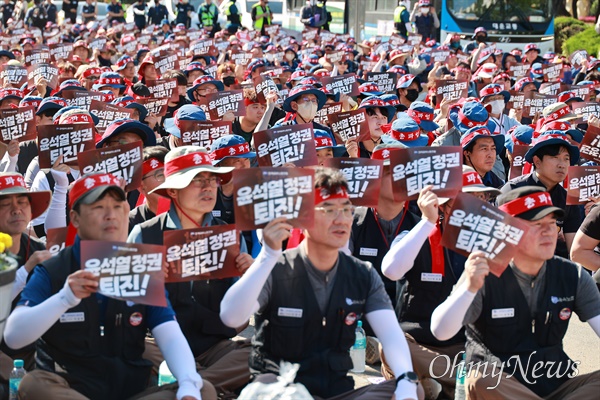  금속노조 경남지부는 31일 오후 창원 만남의광장 앞 도로에서 "노동개악 폐기, 노동.민중생존권 쟁취, 윤석열정권의 폭정에 맞선 총파업 경남대회"를 열고 국민의힘 경남도당 앞까지 거리행진했다.