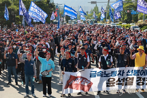  금속노조 경남지부는 31일 오후 창원 만남의광장 앞 도로에서 "노동개악 폐기, 노동.민중생존권 쟁취, 윤석열정권의 폭정에 맞선 총파업 경남대회"를 열고 국민의힘 경남도당 앞까지 거리행진했다.