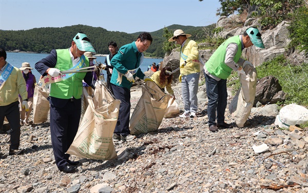 31일 고성군 삼산면 포교항 인근 해변에서 열린 바다의 날 행사.