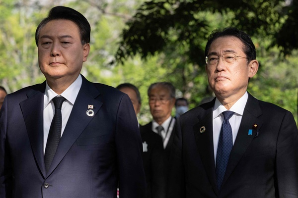 윤석열 대통령(왼쪽)과 기시다 후미오 일본 총리가 5월 21일 일본 히로시마 평화기념공원 내 한국인 원폭 희생자 위령비를 공동 참배하고 있다. 
