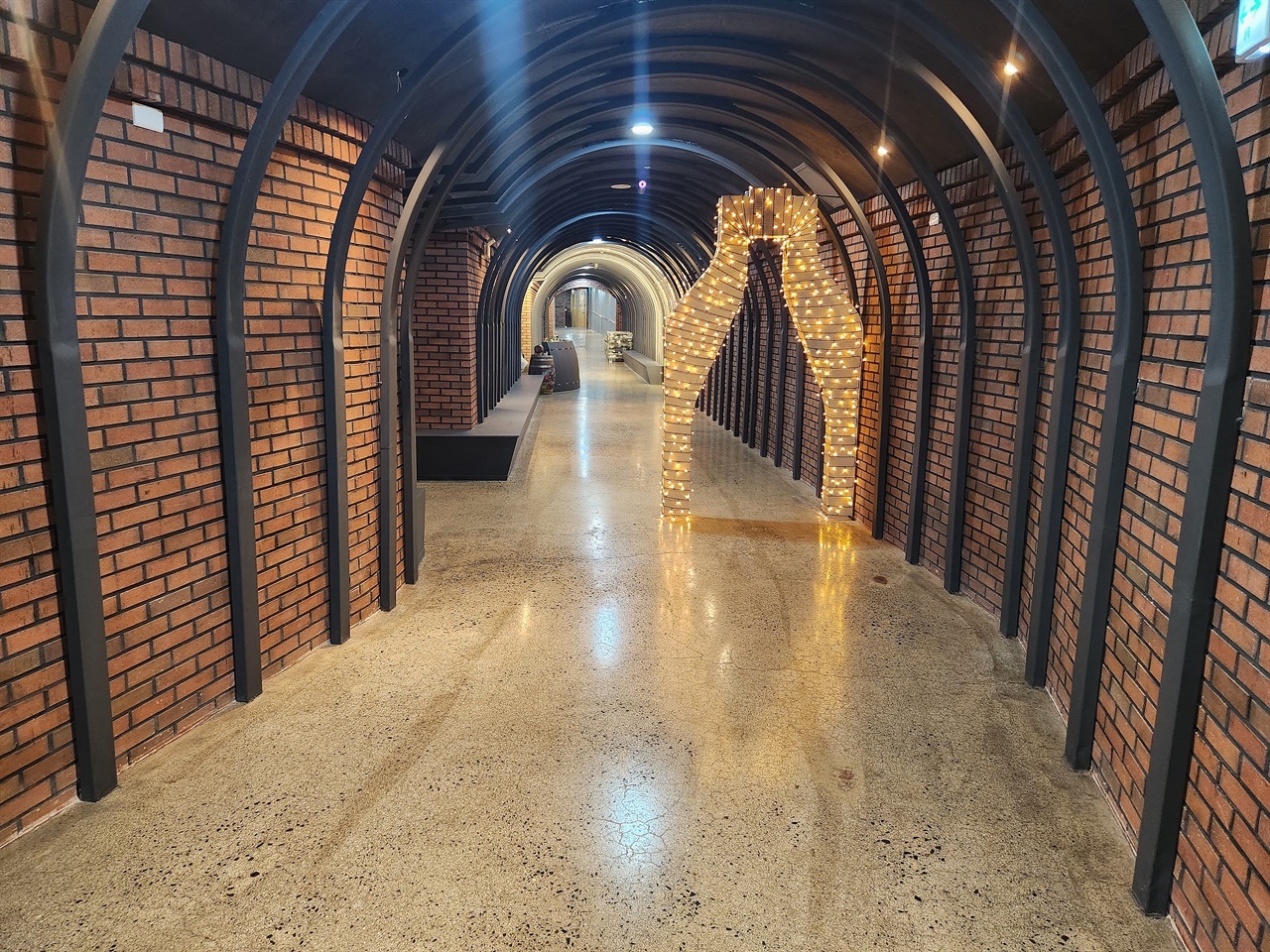 영천와인터널 내에 있는 와인병 형상 포토존 모습
