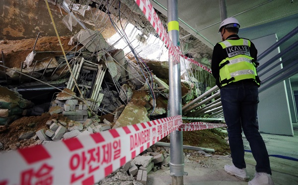지난 5월 2일 오후 인천시 서구 검단신도시 모 아파트 신축 공사장에서 국토교통부 사고조사관이 현장 점검을 하고 있다. 이곳에서는 지난 4월 29일 지하 주차장 1∼2층의 지붕 구조물이 무너지는 사고가 발생했다.