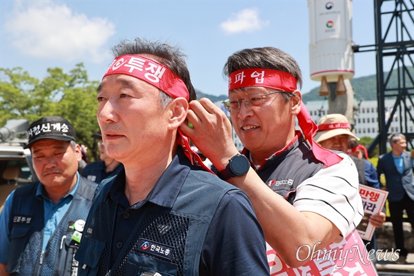  한국노총 경남본부, 민주노총 경남본부는 2일 경남도청 정문 앞에서 공동으로 기자회견을 열어 "윤석열 정권 노동 탄압 즉각 중단! 박완수 도정 노동행정 퇴행 규탄. 노동탄압을 멈춰라. 폭력을 멈춰라"고 촉구했다. 조형래 민주노총 경남본부장이 정진용 한국노총 경남본부 의장의 머리띠를 묶어주고 있다.