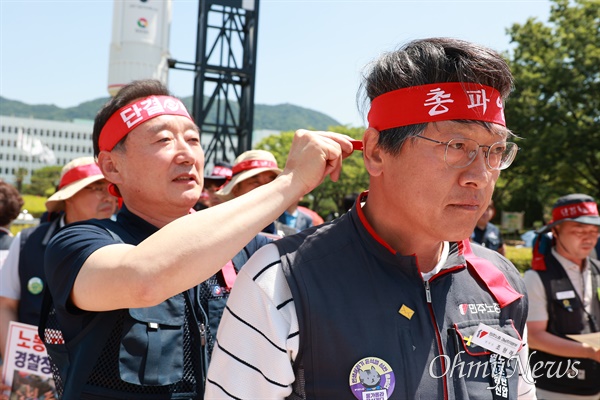 한국노총 경남본부, 민주노총 경남본부는 2일 경남도청 정문 앞에서 공동으로 기자회견을 열어 "윤석열 정권 노동 탄압 즉각 중단! 박완수 도정 노동행정 퇴행 규탄. 노동탄압을 멈춰라. 폭력을 멈춰라"고 촉구했다. 정진용 한국노총 경남본부 의장이 조형래 민주노총 경남본부장의 머리띠를 묶어주고 있다.