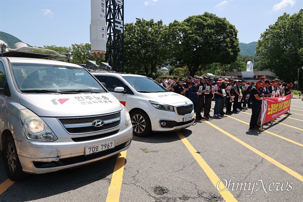 한국노총 경남본부, 민주노총 경남본부는 2일 경남도청 정문 앞에서 공동으로 기자회견을 열어 "윤석열 정권 노동 탄압 즉각 중단! 박완수 도정 노동행정 퇴행 규탄. 노동탄압을 멈춰라. 폭력을 멈춰라"고 촉구했다.