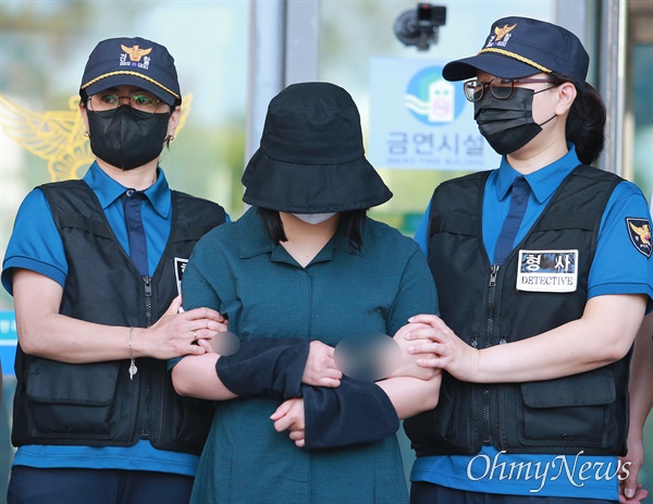 검찰로 송치된 정유정씨(23). 정씨는 20대 여성을 흉기로 찔러 숨지게 한 혐의를 받는다.