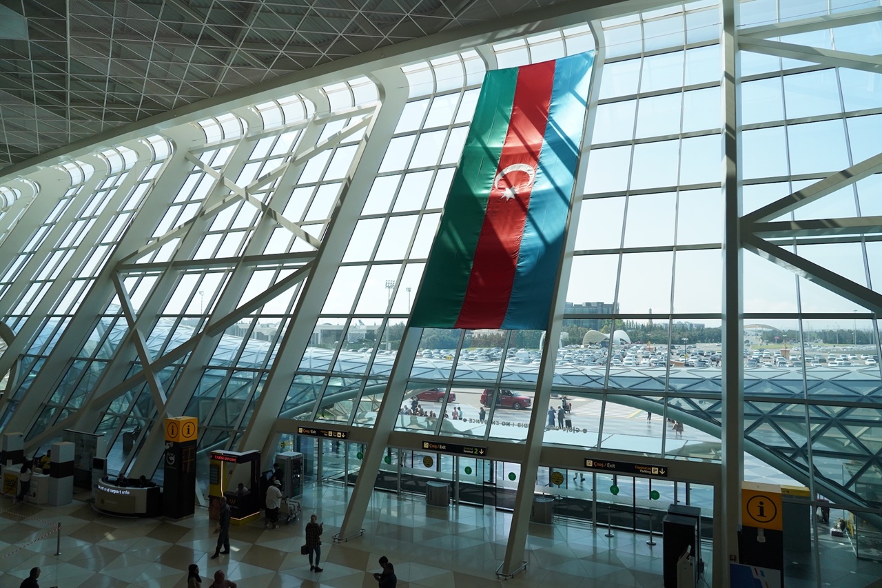 바쿠 공항의 국기