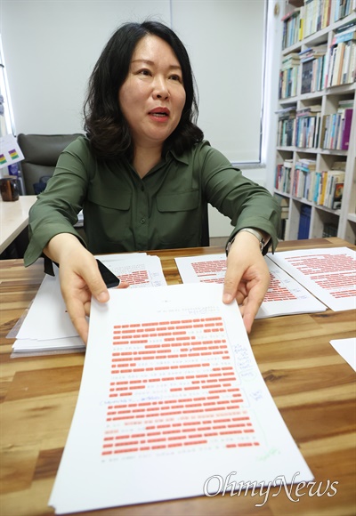 신동순 숙명여자대학교 교수는 "김건희 여사의 석사 논문에서 붉은색으로 표시된 것이 표절로 분석된 부분"이라고 설명했다.