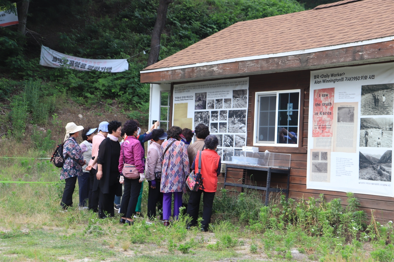 2일 제주4.3희생자유족부녀회원 100여명이 대전 골령골을 찾아 현장 안내문을 보고 있다.