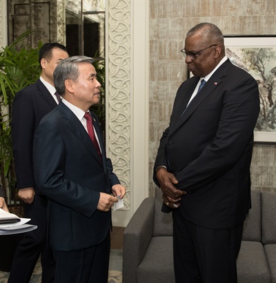 이종섭 국방부 장관과 로이드 오스틴 미국 국방장관이 3일(현지시간) 싱가포르 샹그릴라 호텔에서 한·미·일 국방장관회담을 앞두고 회동하고 있다. 