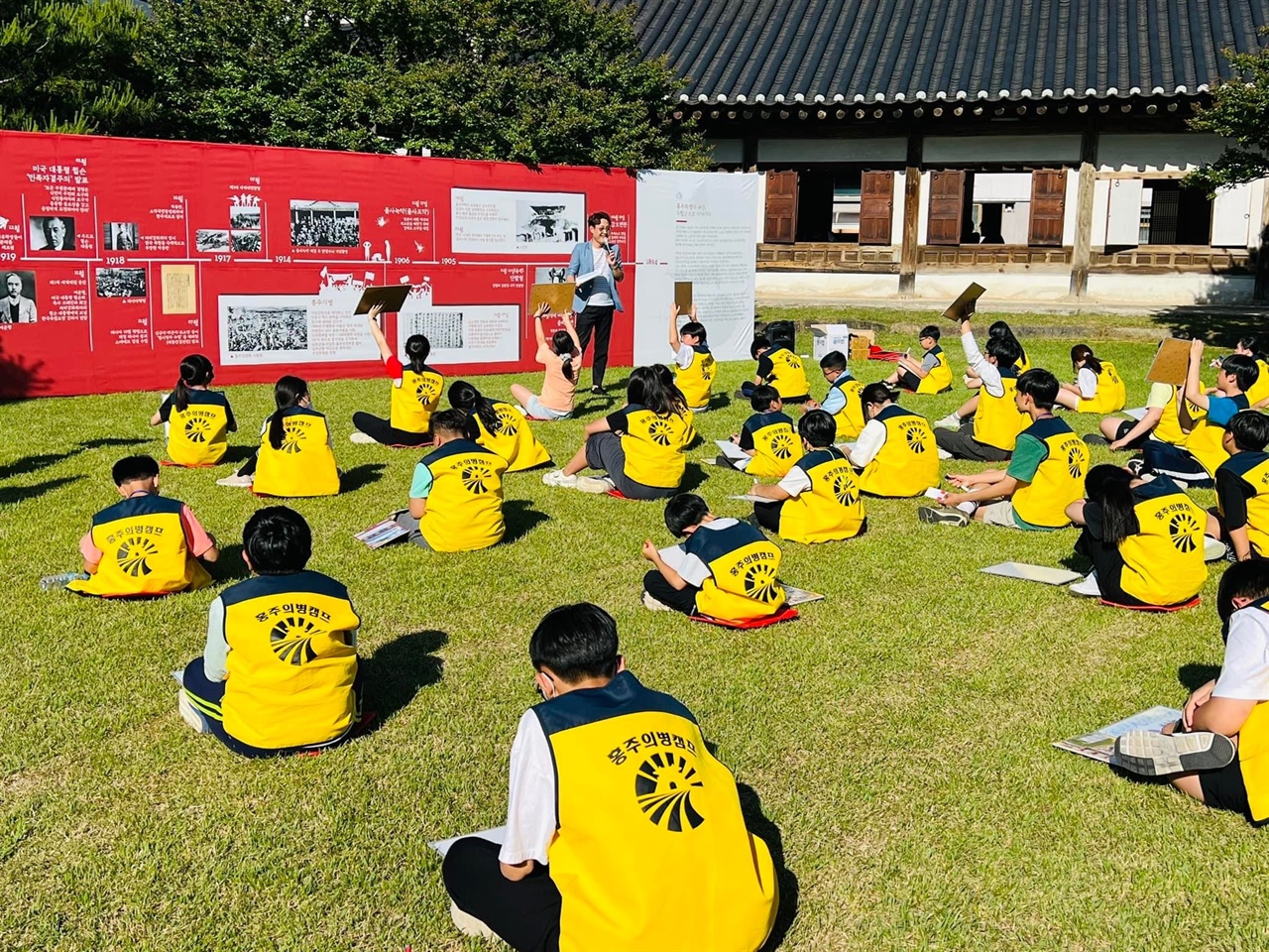 3일 홍성 홍주읍성에서는 의병의 날을 맞아 관내 청소년 100여 명이 참석한 가운데, ‘2023 나라사랑 홍주의병캠프’가 개최됐다. 홍주의병 도전 골든벨에 참가한 청소년들. 
