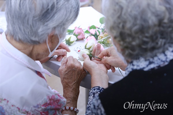 할머니들이 5월 30일 장성 누리타운 프로그램실에서 진행하는 원예교실에 참여해 비누 꽃만들기를 하고 있다. 