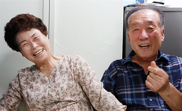 신인순(왼쪽), 문대봉씨가 기자와 인터뷰 도중 환한 미소를 짓고 있다. 신인순 할머니는 2019년에, 문대봉 할아버지는 2021년 장성 누리타운에 각각 입주했다. 두 분은 서로를 의지하며 지내고 있다.