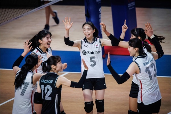  한국 여자배구 대표팀이 2023 발리볼네이션스리그(VNL) 태국전에서 득점을 기뻐하고 있다  