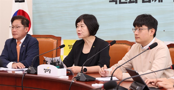 정의당 이정미 대표가 5일 오전 서울 여의도 국회에서 열린 상무집행위원회에서 발언하고 있다. 