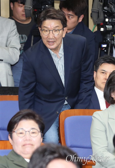 권성동 국민의힘 의원이 지난 5일 서울 여의도 국회에서 열린 긴급 의원총회에 참석, 자리에 앉고 있다. 

