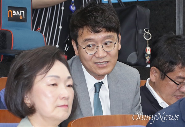 김웅 국민의힘 의원이 6월 5일 서울 여의도 국회에서 열린 긴급 의원총회에 참석해 있다. 