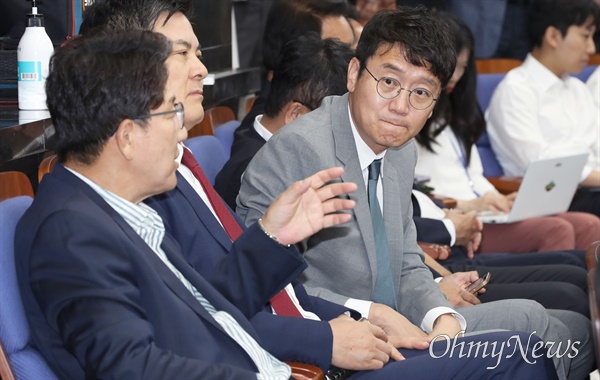 김웅 국민의힘 의원이 5일 서울 여의도 국회에서 열린 긴급 의원총회에 참석해 권성동 의원의 얘기를 듣고 있다. 
