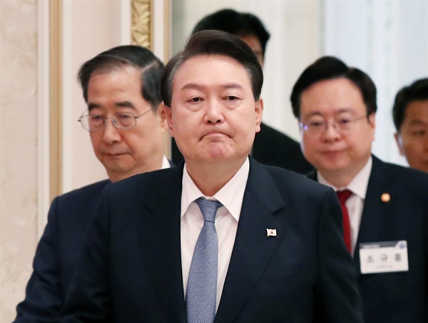윤석열 대통령이 5월 31일 청와대 영빈관에서 열린 사회보장 전략회의에 입장하고 있다.