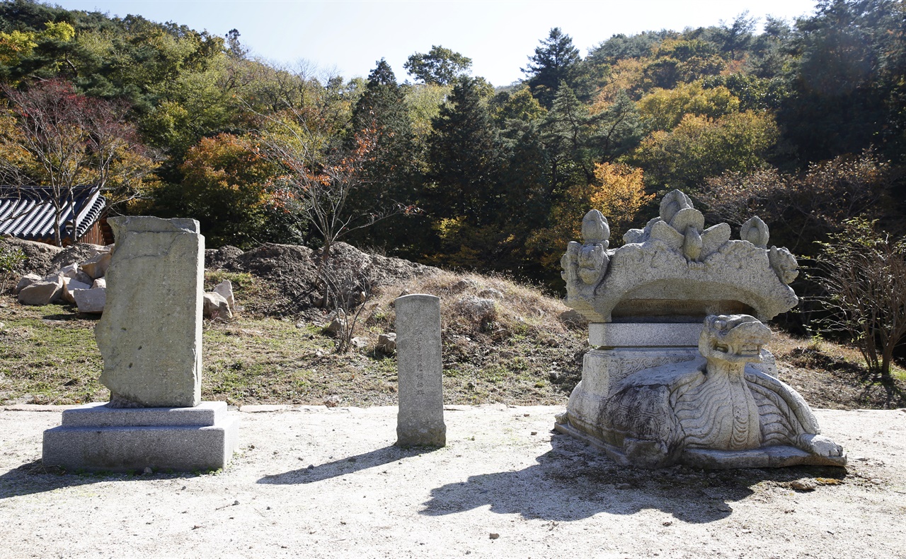 태안사의 광자대사 부도 탑비. 왼쪽 탑비에 한국전쟁 당시의 탄흔이 고스란히 남아 있다.