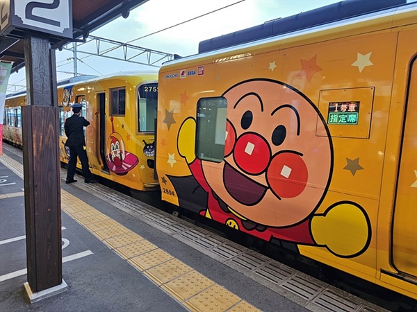 귀여운 캐릭터로 도배된 앙팡맨 열차는 어른 아이 모두 즐거워 하는 열차이다.