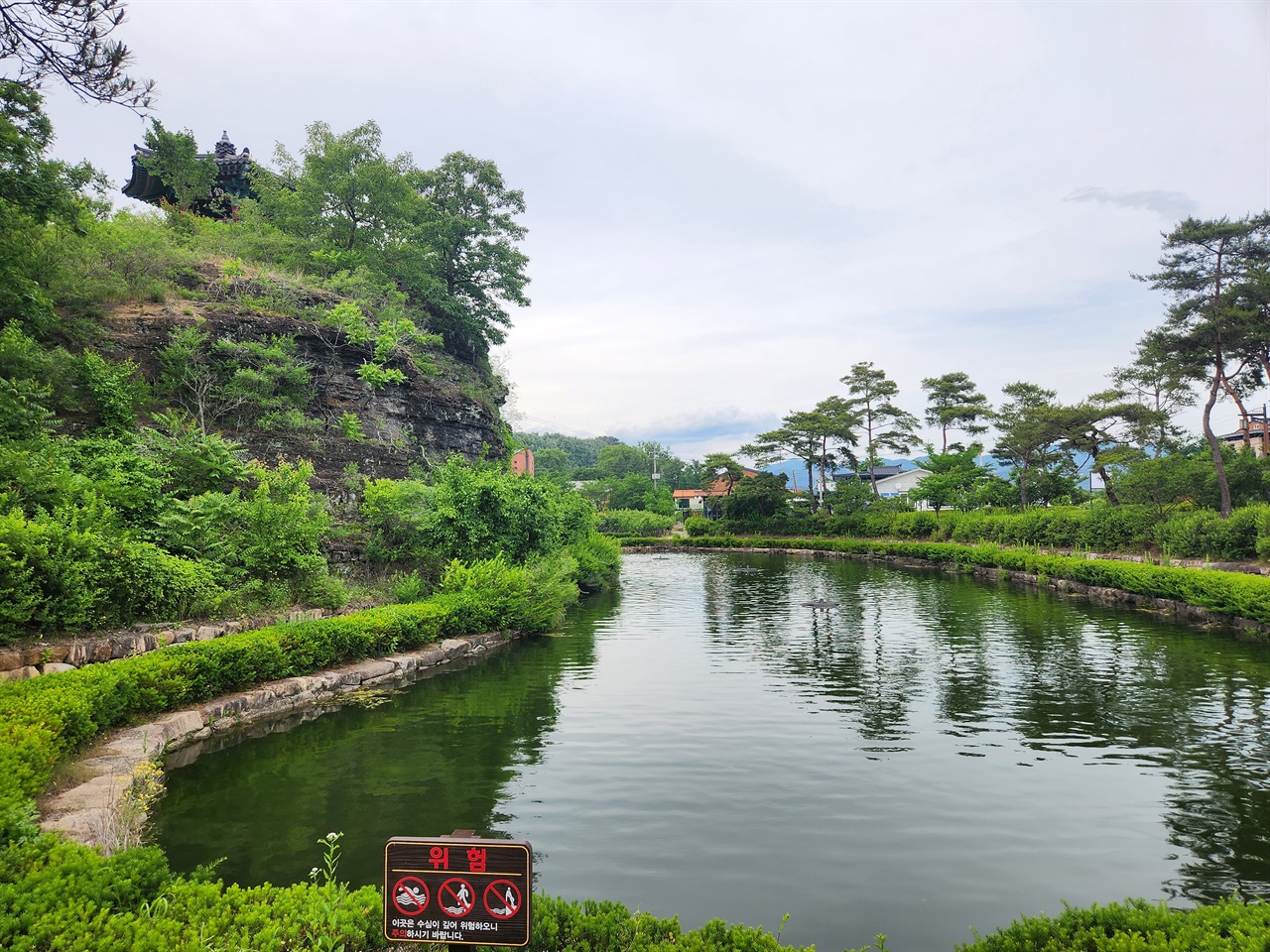 포은 정몽주가 낚시를 즐겨하던 임고서원 조옹대 절벽 아래에 있는 용연 모습(2023.5.24)