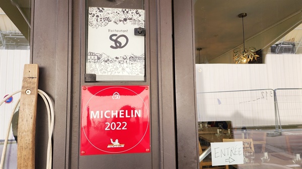 미슐랭 빕 구르망 로고가 붙은 식당